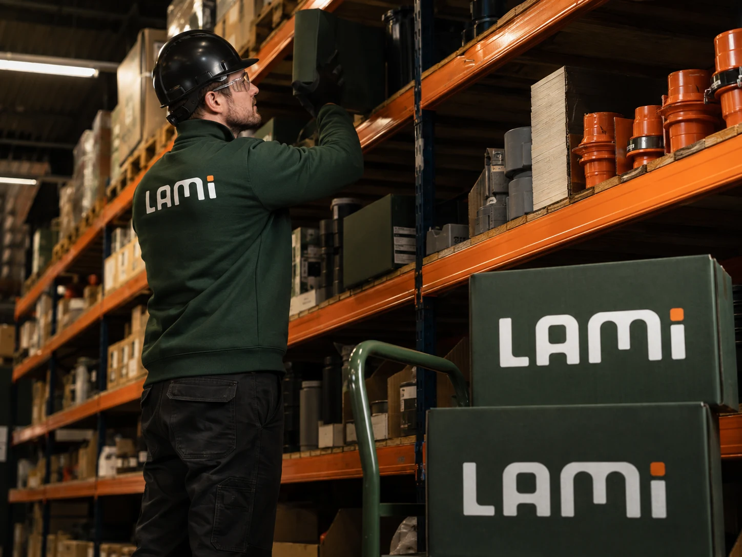 Operario de LAMI preparando pedidos en el almacén