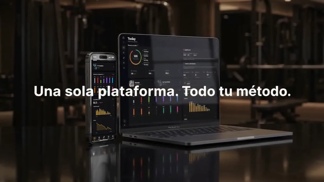 Presentación de FitCoachLab: la plataforma en un móvil y un portátil